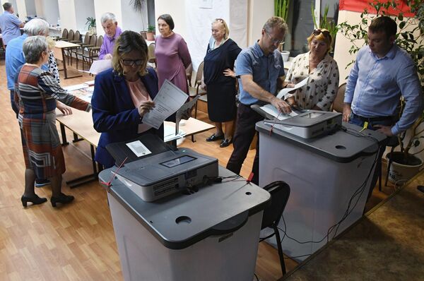 Подсчет голосов по итогам голосования по поправкам в Конституцию РФ на избирательном участке во Владивостоке