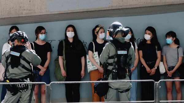 Полицейские и участники акции протеста в Гонконге