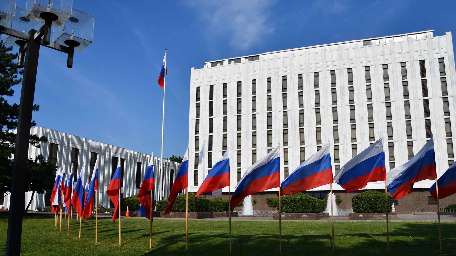 Флаги перед зданием посольства РФ в Вашингтоне - РИА Новости, 1920, 14.12.2020