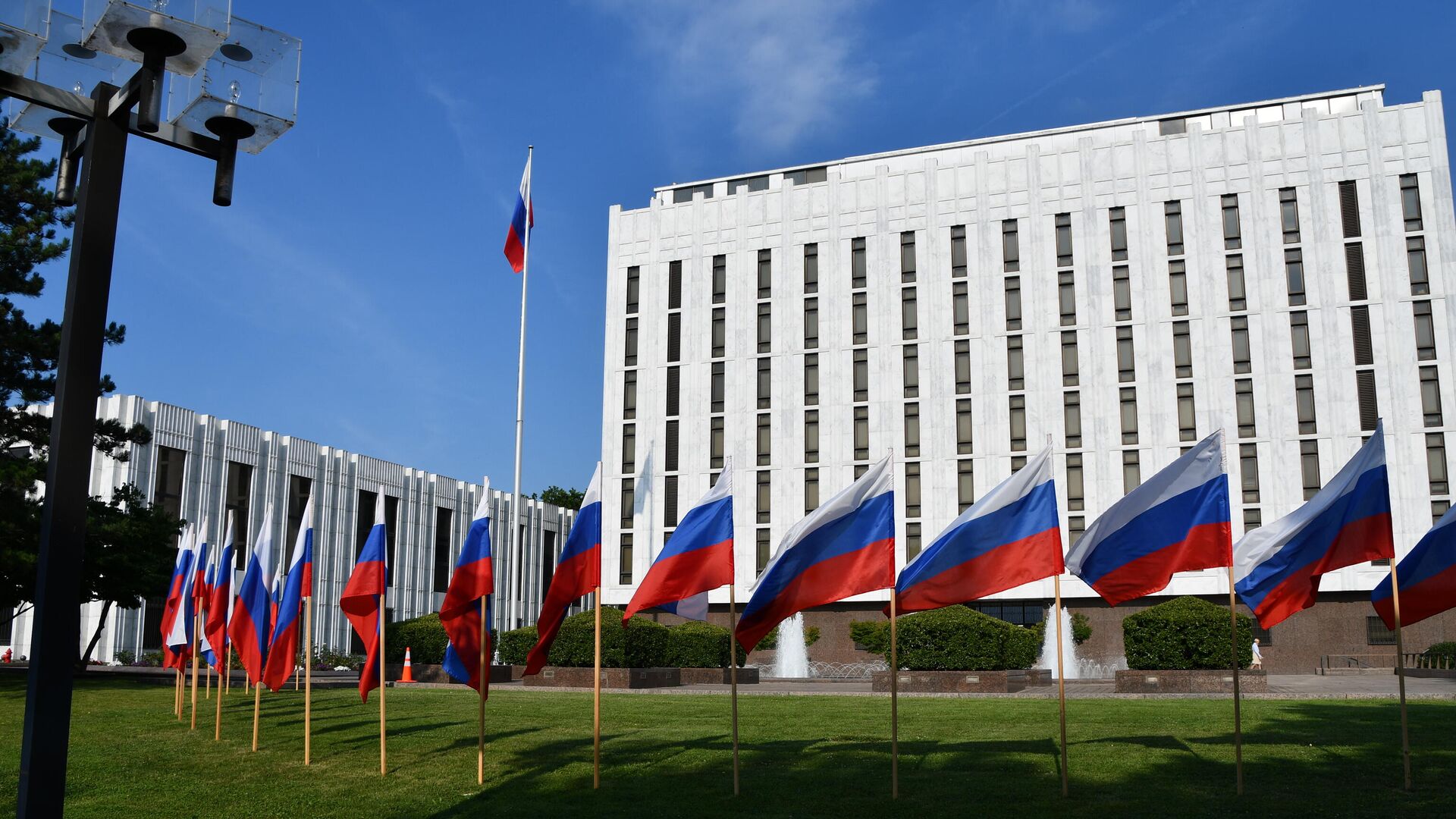 Флаги перед зданием посольства РФ в Вашингтоне - РИА Новости, 1920, 17.03.2021