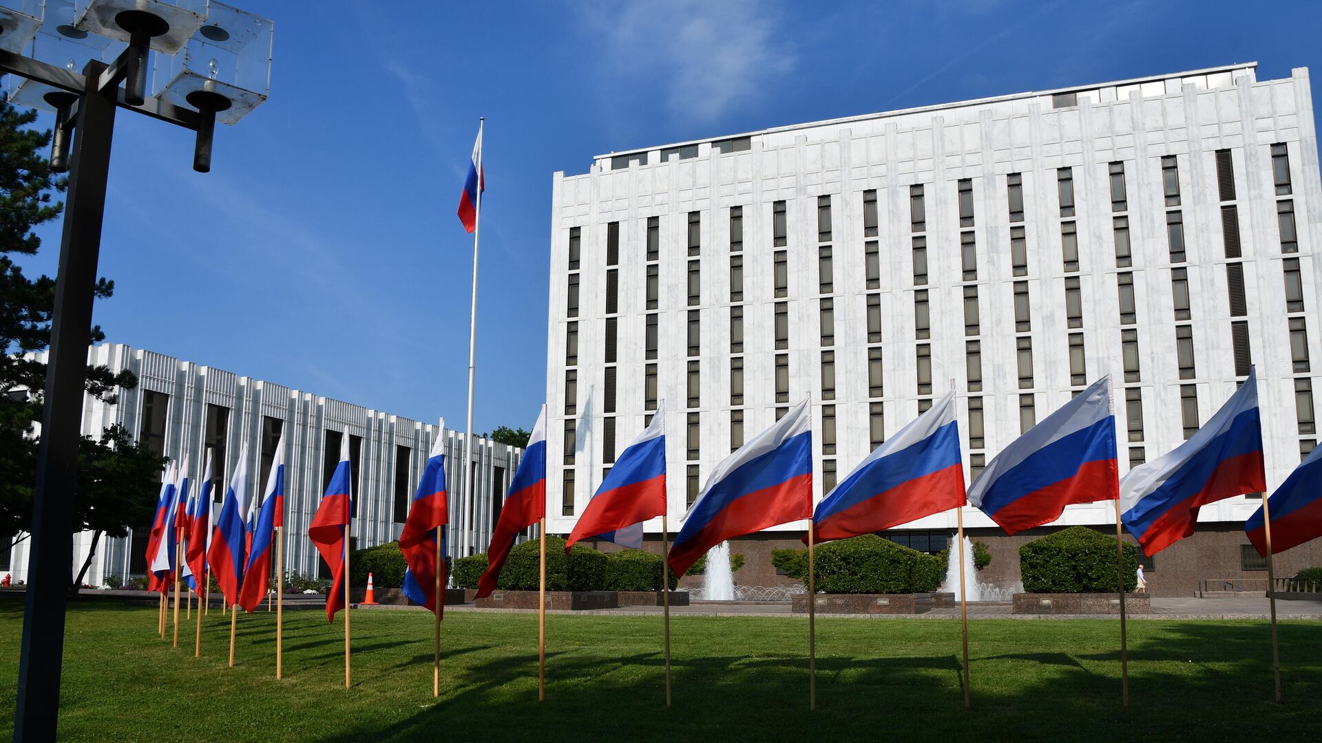 Флаги перед зданием посольства РФ в Вашингтоне - РИА Новости, 1920, 13.02.2024