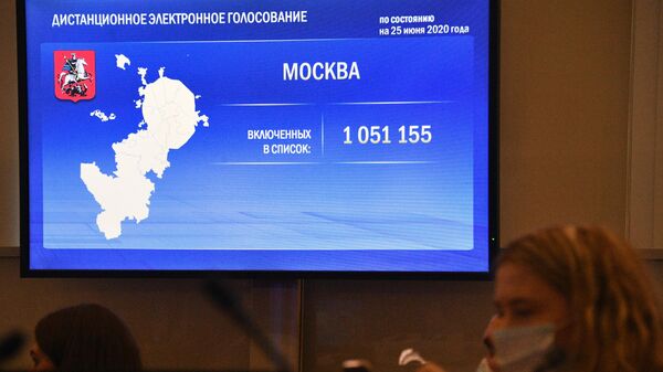 Электронное табло в информационном центре Центральной избирательной комиссии России в Москве