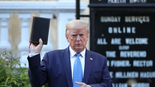 Президент США Дональд Трамп у часовни святого Иоанна с Библией в руках