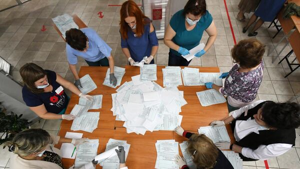 Члены избирательной комиссии во время подсчета голосов по итогам голосования по поправкам в Конституцию РФ на избирательном участке No101 в Саяногорске