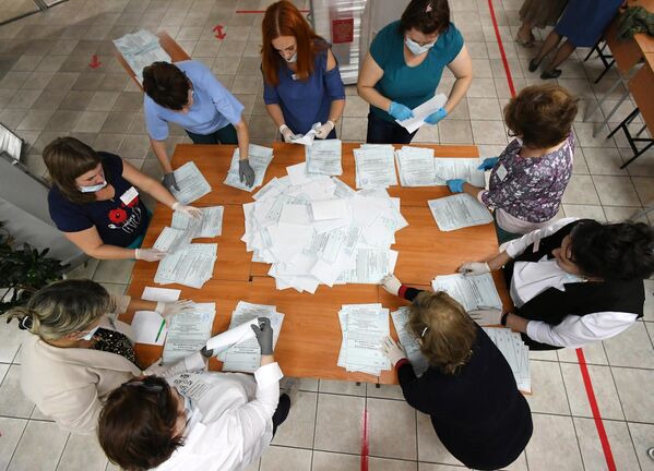 Члены избирательной комиссии во время подсчета голосов по итогам голосования по поправкам в Конституцию РФ на избирательном участке No101 в Саяногорске