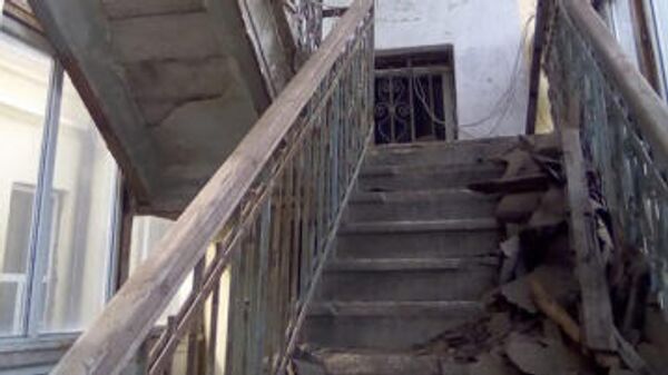 Фрагменты рухнувшей крыши в подъезде дома на улице Социалистической, 58 в Ростове-на-Дону 
