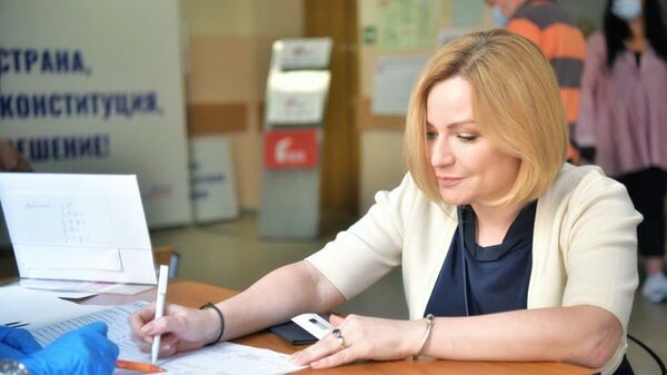 Министр культуры Ольга Любимова на избирательном участке
