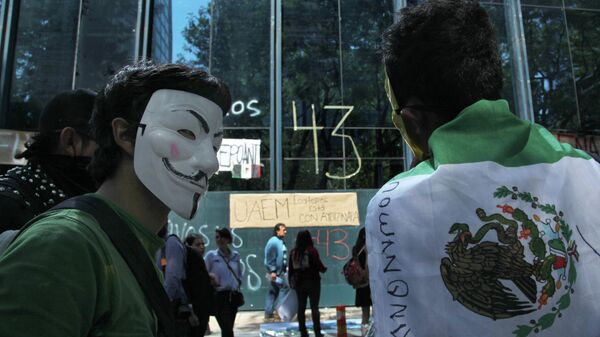 Акция протеста у здания Генеральной прокуратуры в Мехико в связи с исчезновением 43 студентов в штате Герреро