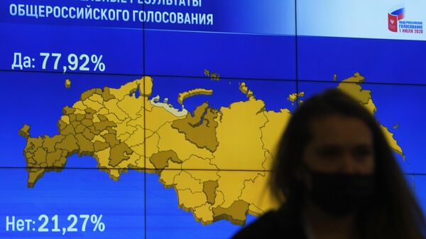 Экран с предварительными итогами голосования по поправкам в Конституцию России в Центральной избирательной комиссии России