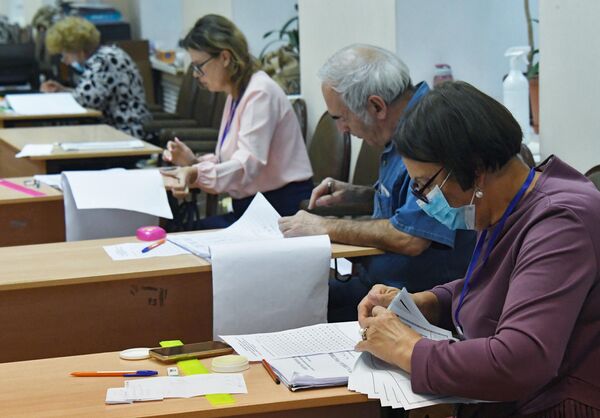 Члены избирательной комиссии во время подсчета голосов по итогам голосования по поправкам в Конституцию РФ на избирательном участке во Владивостоке