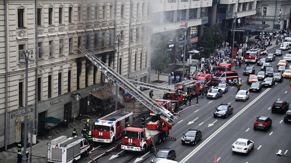 Пожарные тушат пожар в здании на Тверской улице в Москве