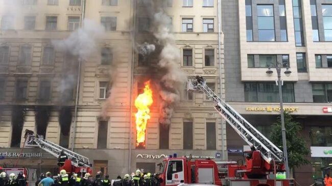 Видео с места пожара в историческом центре Москвы