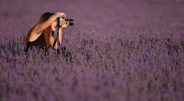 Девушка фотографирует на лавандовом поле в Крыму