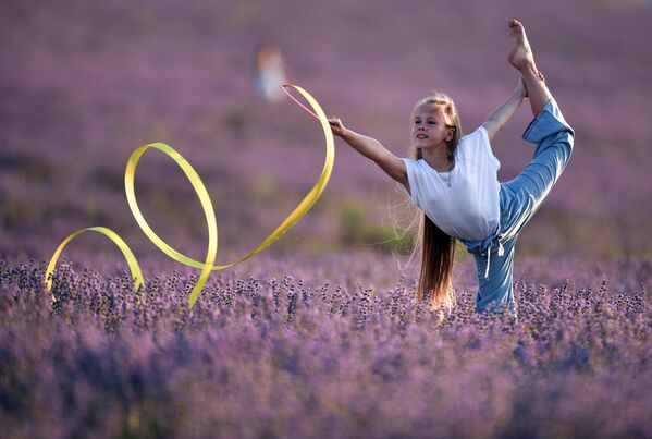 Девочка с лентой на лавандовом поле в Крыму