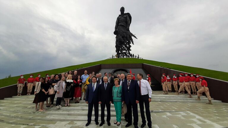 Церемония открытия Ржевского мемориала Советскому солдату