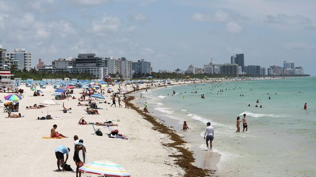 Отдыхающие на Южном пляже в Майами-Бич, Флорида, США