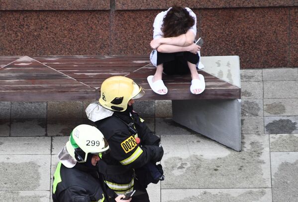 Пожарные недалеко от здания на Тверской улице в Москве, где произошел пожар