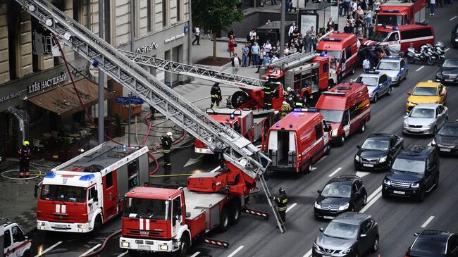 Пожарные тушат пожар в здании на Тверской улице в Москве