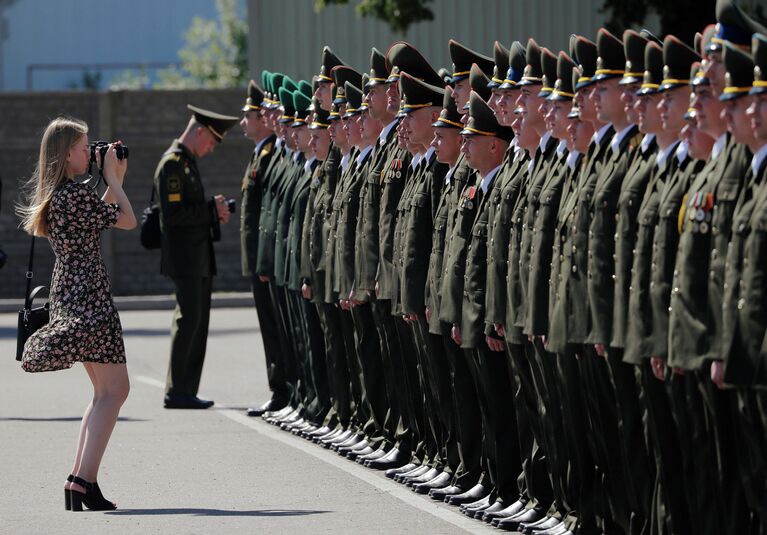 Женщина фотографирует выпускников Военной академии Беларуси в Минске