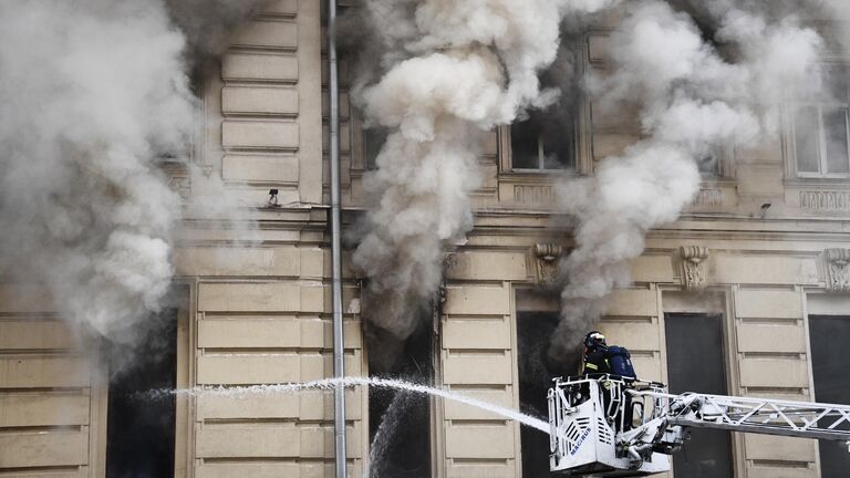 Пожарные тушат пожар в здании на Тверской улице в Москве