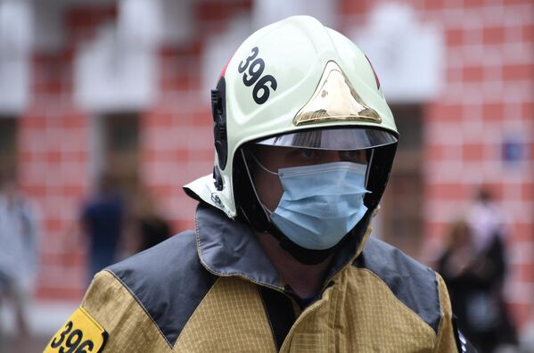 Пожарный недалеко от горящего здания на Тверской улице в Москве