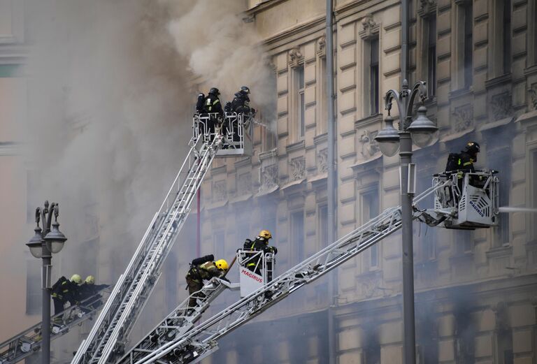 Пожарные тушат пожар в здании на Тверской улице в Москве