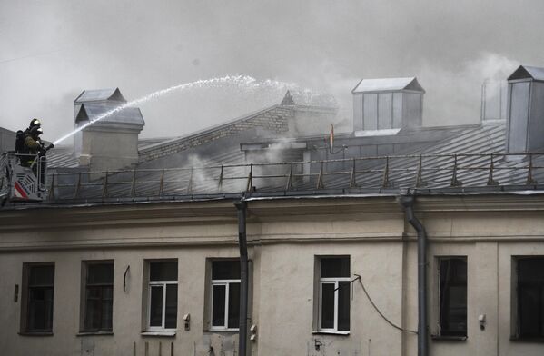 Пожарные тушат в здании на Тверской улице в Москве