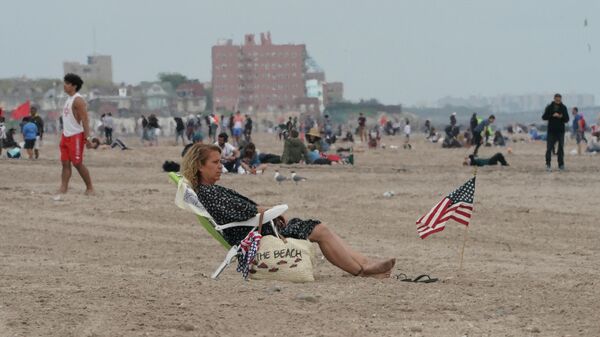 Отдыхающие на пляже в Нью-Йорке
