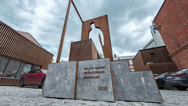 Первый в мире памятник курьерам появился в Москве