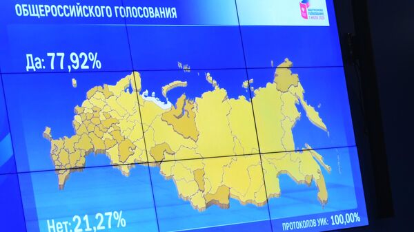 Демонстрация на экране в Центральной избирательной комиссии результатов общероссийского голосования по одобрению внесения поправок в Конституцию РФ