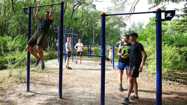 Дети занимаются на спортивной площадке