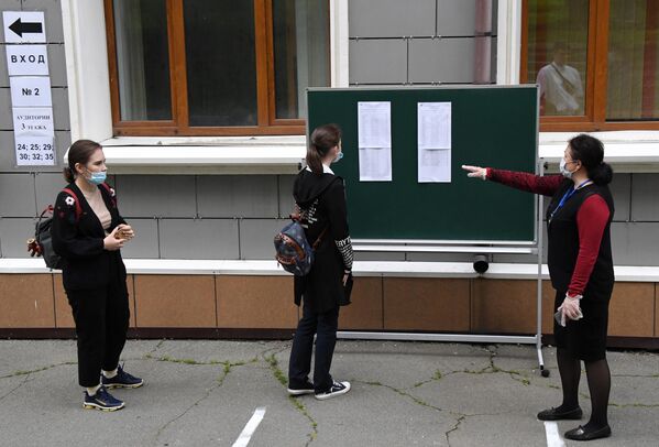 Школьница ищет свою фамилию в списках на сдачу перед началом единого государственного экзамена в средней общеобразовательной школе №13 Владивостока
