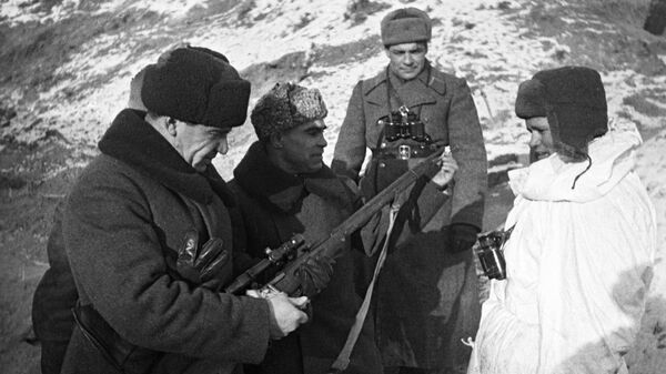 Командующий 62-ой армии Василий Иванович Чуйков осматривает боевое оружие снайпера Василия Зайцева