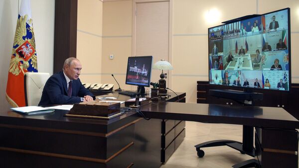 Президент РФ Владимир Путин проводит в режиме видеоконференции встречу с членами рабочей группы по подготовке предложений о внесении поправок в Конституцию РФ