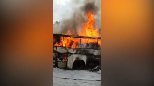 Кадры горящего автобуса на трассе М-4 Дон в Московской области