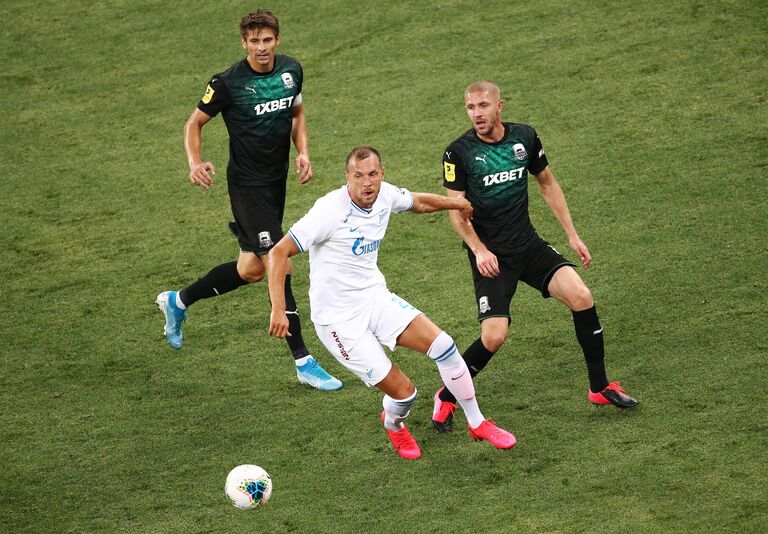 Артем Дзюба (слева) и Юрий Газинский Артем Дзюба (слева) и Юрий Газинский