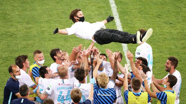 Футболисты Зенита качают главного тренера команды Сергея Семака после победы в чемпионате России