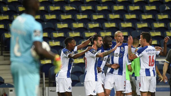 Porto's Malian forward Moussa Marega (C) celebrates with teammates after scoring a goal during the Portuguese League football match between FC Porto and Os Belenenses at the Dragao stadium in Porto on July 5, 2020. (Photo by MIGUEL RIOPA / AFP)