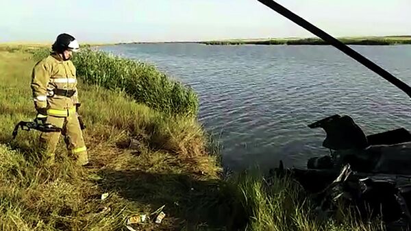 Сотрудник МЧС России возле обломков частного вертолета Ми-2, совершившего жесткую посадку вблизи поселка Кирсалово Ростовской области. Стоп-кадр видео