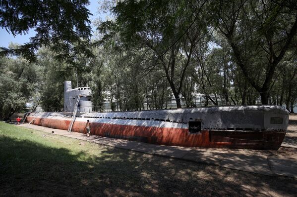 Малая многоцелевая дизельная подводная лодка М-261 в парке 30-летия Победы в Краснодаре