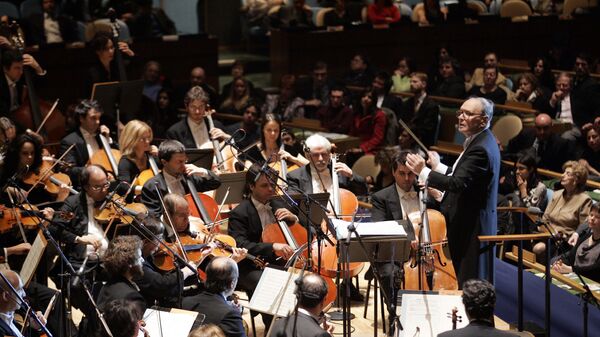 Итальянский композитор Эннио Морриконе дирижирует Римским симфоническим оркестром