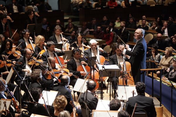 Итальянский композитор Эннио Морриконе дирижирует Римским симфоническим оркестром