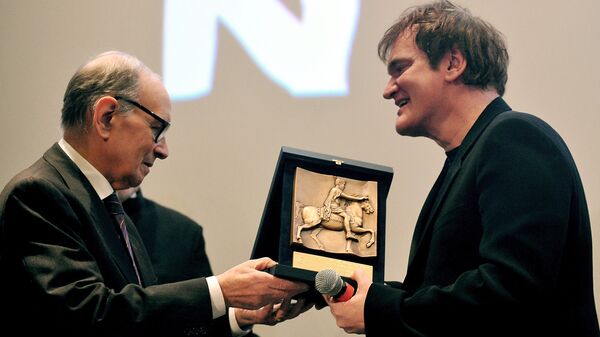 Композитор Эннио Морриконе вручает премию Римского кинофестиваля американскому режиссеру Квентину Тарантино