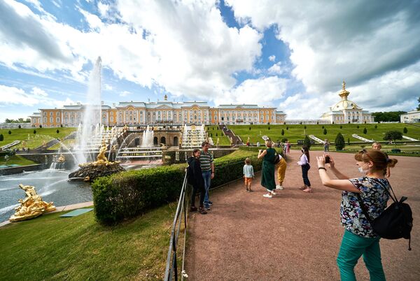 Посетители у фонтанов Большого каскада в Нижнем парке Государственного музея-заповедника Петергоф
