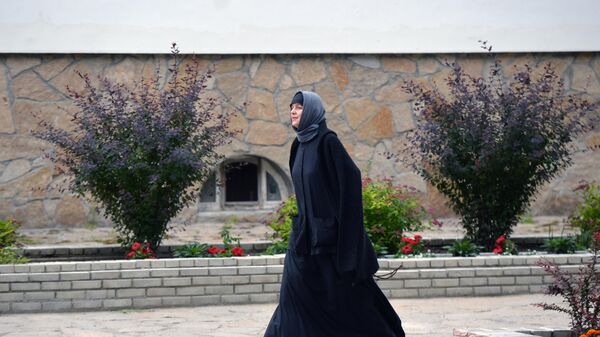 Монахиня на территории Среднеуральского женского монастыря