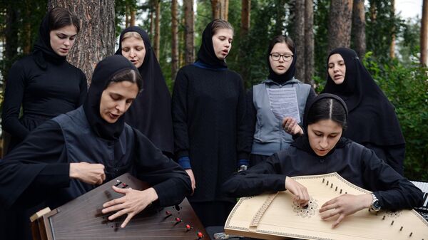 Монахини на территории Среднеуральского женского монастыря