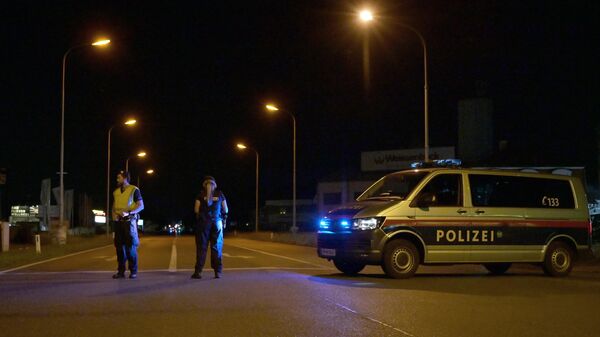 Сотрудники полиции на месте стрельбы на улице Брюнерштрассе в городе Герасдорф, Австрия