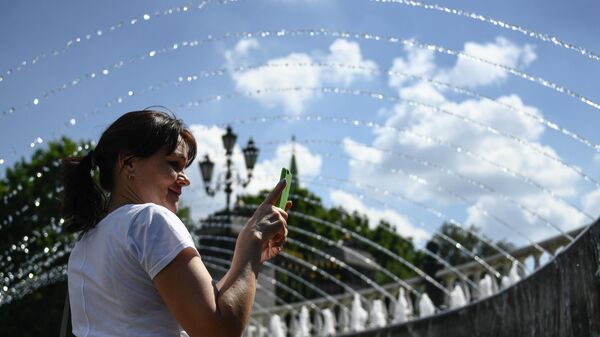 Женщина возле фонтана на Манежной площади в Москве