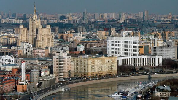 Вид на здание Дома правительства РФ на Краснопресненской набережной Москвы-реки. 