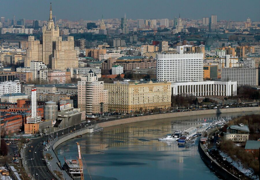 Вид на здание Дома правительства РФ на Краснопресненской набережной Москвы-реки. 
